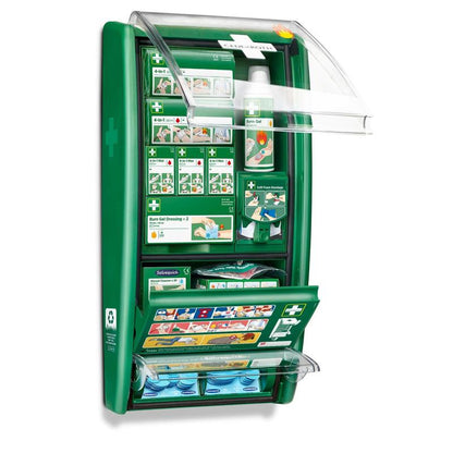La stazione di primo soccorso & ustioni Cederroth di Orkla Wound Care AB (1 confezione) è un set verde montato a parete con scomparti etichettati per bende, gel per ustioni, cerotti e materiali di consumo; coperture trasparenti rendono visibili il contenuto e le istruzioni per l'uso.