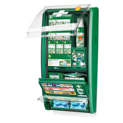 La stazione di primo soccorso & ustioni Cederroth di Orkla Wound Care AB è un set verde montato a parete in una confezione con scomparti per ustioni, gel e bende, nonché un'istruzione illustrata sul coperchio e negli scomparti.