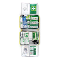 La trousse de premiers secours LARGE DIN d'Orkla Wound Care AB contient des pansements, de la gaze, des blocs réfrigérants, des ciseaux, du ruban adhésif, des lingettes antiseptiques et des consignes de premiers secours, le tout rangé de manière claire dans des compartiments étiquetés. Conditionnement : 1 pièce.
