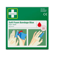 Una confezione verde della benda in schiuma morbida Cederroth blu, 6 cm x 4,5 m (1 pezzo), prodotta da Orkla Wound Care AB, con illustrazioni sul lato anteriore che mostrano come avvolgere la benda e applicarla sulle dita.