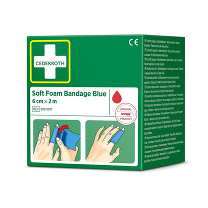 Eine Packung Cederroth Weichschaumbinde blau 6 cm x 2 m von Orkla Wound Care AB, in einer grünen Schachtel mit weißem Kreuz, rotem Tropfensymbol und Abbildungen zum Anlegen von Fingerverbänden. Enthält 1 Stück.