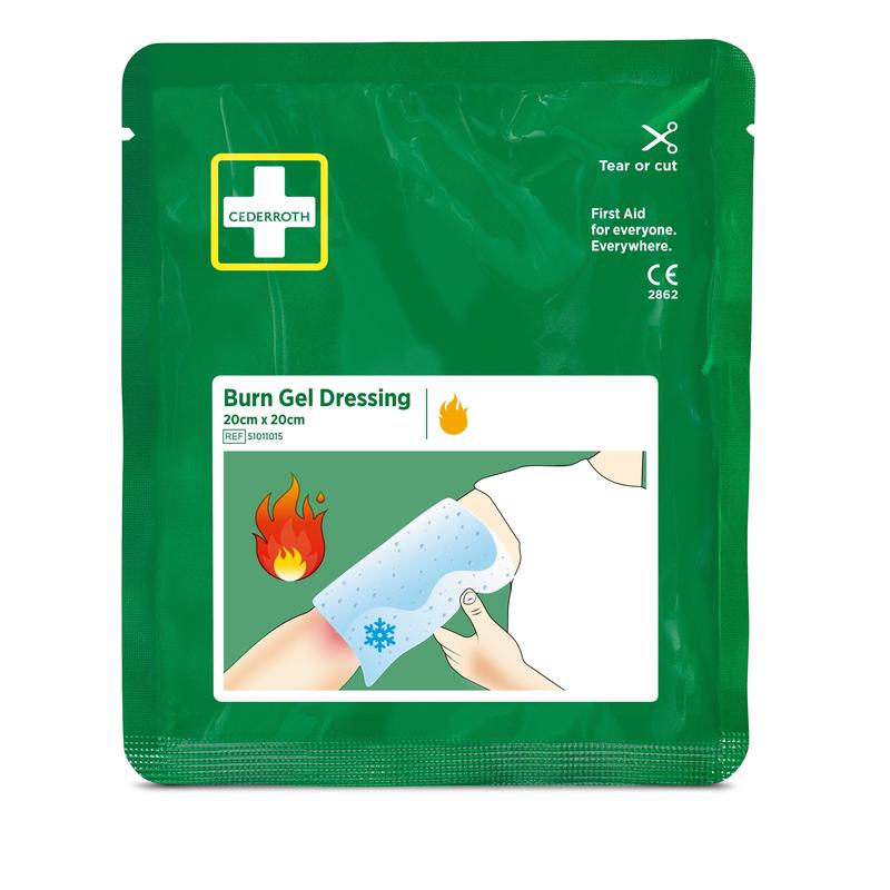 Auf einer grünen Packung mit der Aufschrift "Cederroth burn dressing 20x20 cm | Packung (1 Stück)" von Orkla Wound Care AB ist eine Hand abgebildet, die die sterile Kompresse auf einen verbrannten Arm auflegt, mit Symbolen für Erste Hilfe bei Verbrennungen und Linderung von Beschwerden.