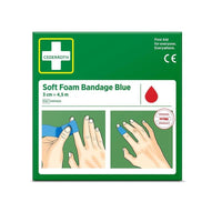 Une boîte verte portant la mention « Cederroth soft foam bande bleue 3 x 450 cm | Boîte (1 pièce) » de la marque Orkla Wound Care AB présente des illustrations de mains en train d'appliquer une bande bleue. Une croix blanche et un symbole représentant une goutte rouge figurent sur la boîte.