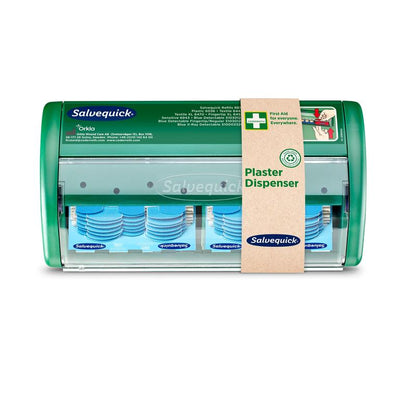 Un distributeur de pansements Salvequick transparent de Orkla Wound Care AB avec des pansements bleus détectables visibles à l'intérieur, enveloppé dans une bande de papier brun portant l'inscription "Distributeur de pansements Salvequick, bleu détectable | Paquet (1 pièce)".