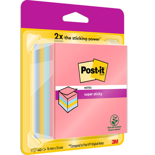 Eine Packung Post-it® Super Sticky Würfel, farbig (440 Blatt, 76 x 76 mm, 100% PEFC), von 3M Deutschland GmbH. Enthält rosa, blaue und gelbe Blöcke in einer Kunststoff-/Kartonschachtel. Das Etikett zeigt "2x starke Klebekraft" und das 3M-Logo.