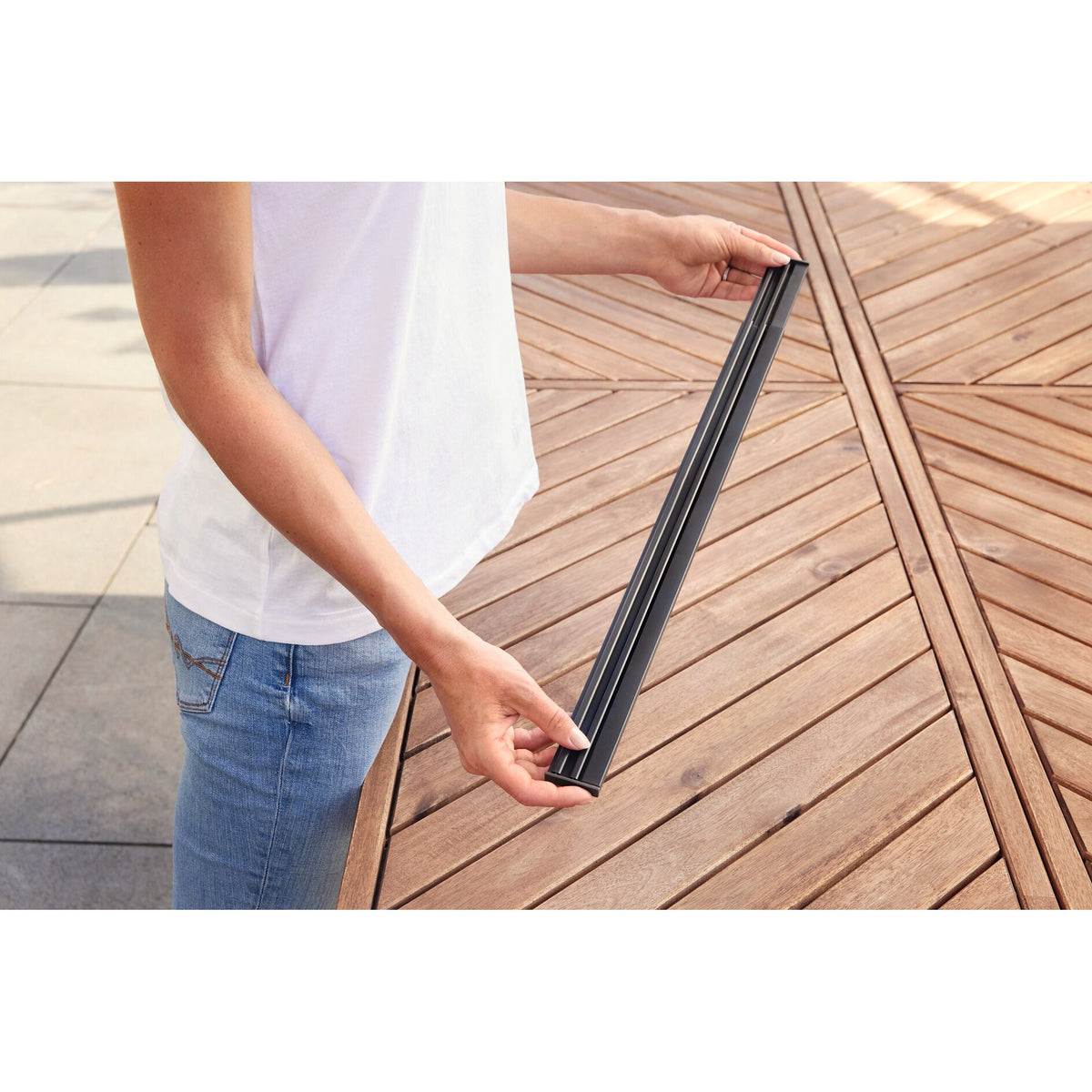 tesa INSECT STOP Aluminium Lamellen Vorhang Premium, 95 x 220 cm, schwarz – Anwendung