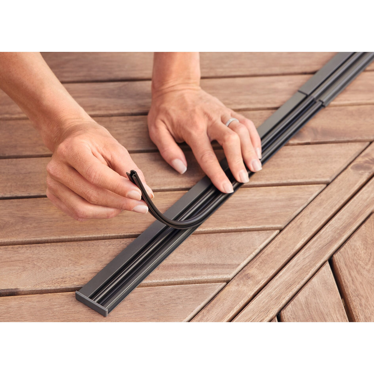 tesa INSECT STOP Aluminium Lamellen Vorhang Premium, 95 x 220 cm, schwarz – Anwendung