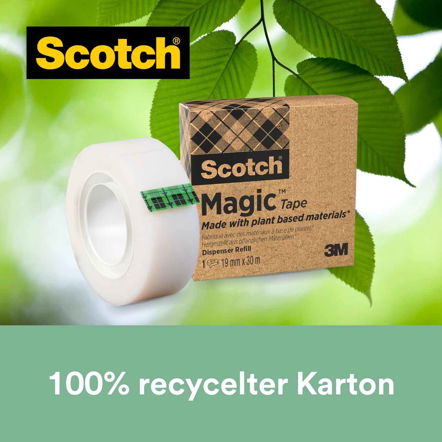 Eine Rolle Scotch® Magic™ Klebeband (19 mm x 30 m, 66 % pflanzlicher Klebstoff) der 3M Deutschland GmbH hängt an ihrer Verpackung aus "100 % recyceltem Karton", die pflanzliche Materialien hervorhebt.
