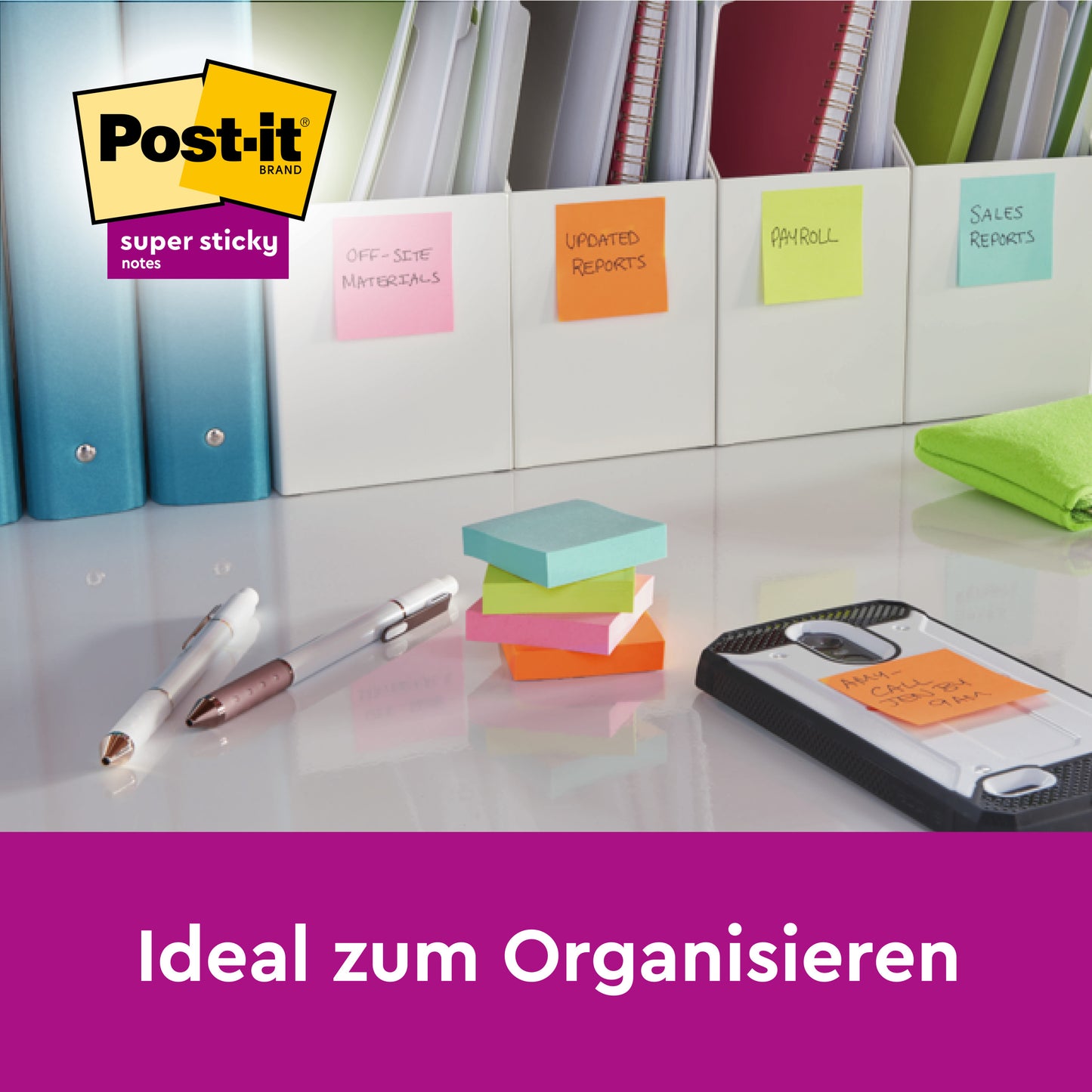 Auf einem Schreibtisch liegen Ordner, beschriftet mit bunten Post-it® Super Sticky Notes (76 mm x 76 mm, 90 Blatt/Block) der 3M Deutschland GmbH, sowie ein Stapel Haftnotizen, Stifte, ein Smartphone und ein Notizblock. Unter dem Logo steht "Ideal zum Organisieren".