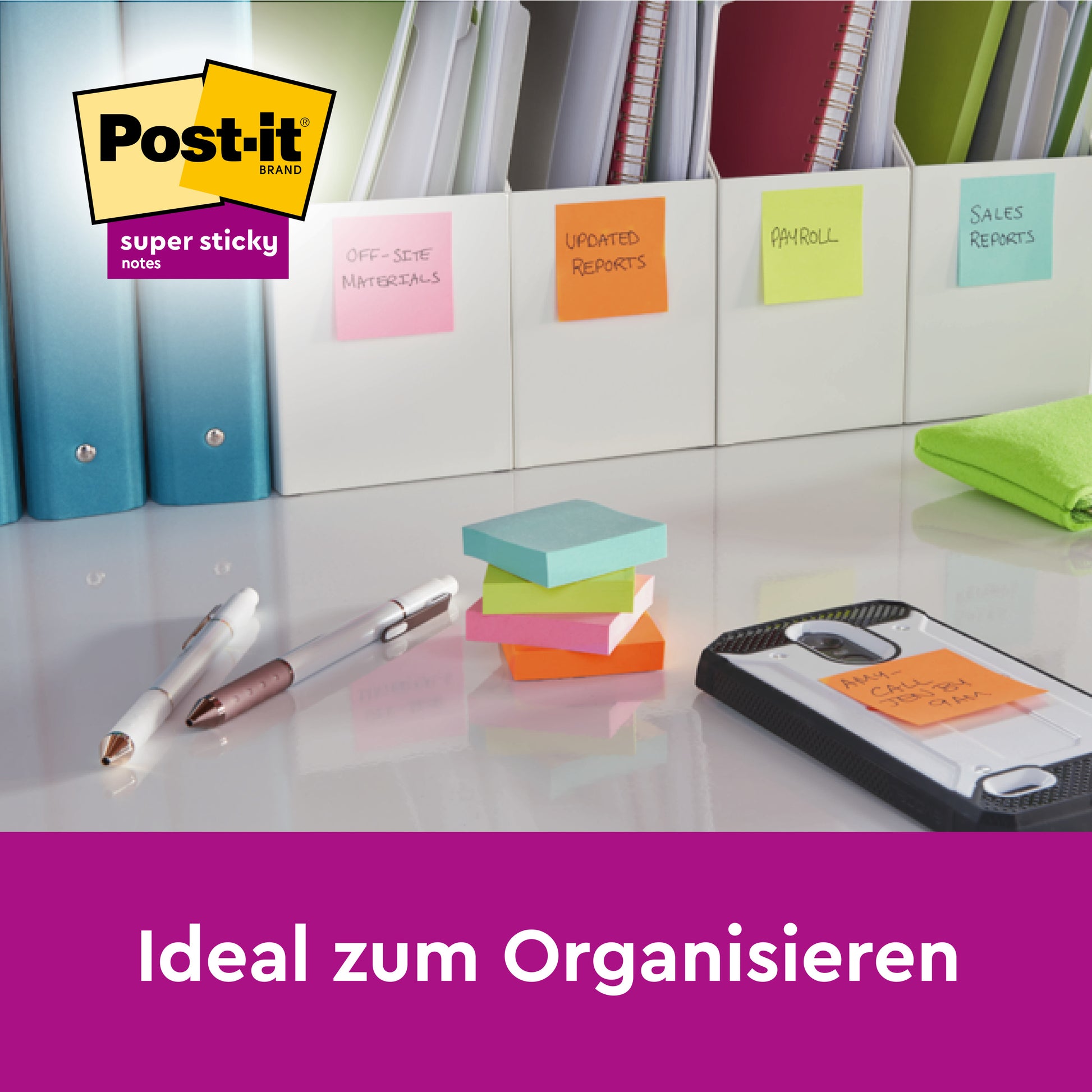 Ein Schreibtisch mit 3M Deutschland GmbH Post-it® Super Sticky Notes (76 mm x 127 mm, 90 Blatt/Block, 100 % PEFC), die bei der Organisation von Ordnern wie "Außerbetriebliche Materialien", "Aktualisierte Berichte", "Gehaltsabrechnung" und mehr helfen. Text: "Ideal zum Organisieren.