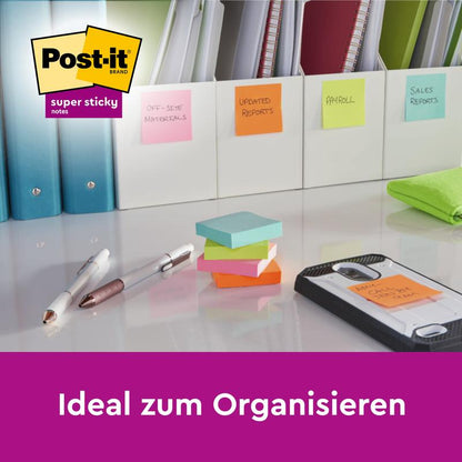 A desk with 3M Deutschland GmbH Post-it® Super Sticky Notes (76 mm x 127 mm, 90 sheets/block, 100% PEFC), which help organize folders like "External Materials", "Updated Reports", "Payroll", and more. Text: "Ideal for organizing.