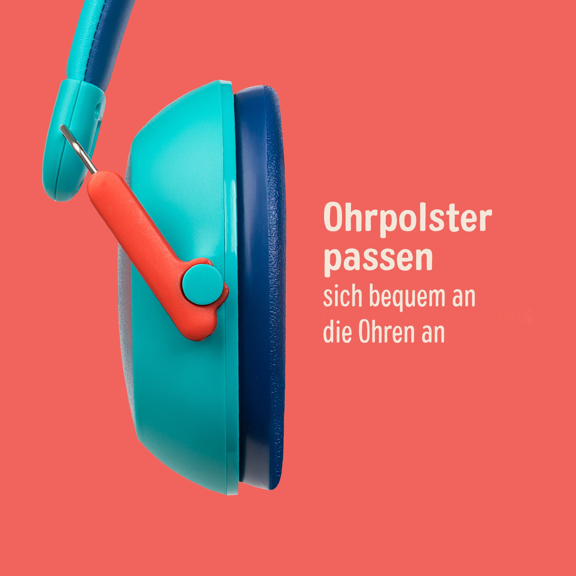Seitenansicht des 3M™ Gehörschutzes für Kinder PKIDSP-TEAL-E in Türkis mit orangefarbenen Akzenten vor einem korallenroten Hintergrund. Deutscher Text: "Ohrpolster passen sich bequem an die Ohren an." Marke: 3M Deutschland GmbH.