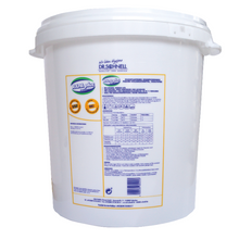 Ein 30L weißer DR.SCHNELL RAPA PLUS Eimer mit Deckel, Dosierhilfen und Zubehör, mit Produktinformation und Anleitung in blauer und gelber Schrift an der Seite. Marke: DR.SCHNELL GmbH & Co. KGaA.