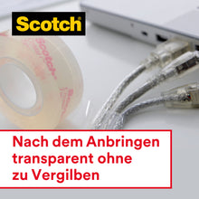 Eine Rolle Scotch® Crystal Klebeband, 12 mm x 10 m, mit Handabroller der 3M Deutschland GmbH liegt auf weißem Untergrund neben einem Laptop und drei Ethernet-Kabeln. Text: "Nach dem Anbringen transparent ohne zu Vergilben.