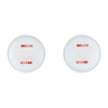 Ein Paar weißer 3M™ Partikelfilter 2135, P3 (1 Paar/Packung) von 3M Deutschland GmbH, jeweils mit der roten Aufschrift "3M 2135" auf weißem Hintergrund.