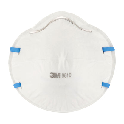 A 3M™ Partikelmaske 8810, FFP2, ohne Ventil (weiß) von 3M Deutschland GmbH mit blauen elastischen Bändern und Metall-Nasenbügel, frontal vor neutralem Hintergrund.