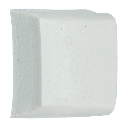 Eine Nahaufnahme eines einzelnen Scotch-FIX™ Ablösbare Montagequadrats (12,7 x 12,7 mm) der 3M Deutschland GmbH mit glatten Oberflächen und abgerundeten Kanten. Wie ein Radiergummi ermöglicht es eine saubere Anwendung und hinterlässt keine Spuren auf dem weißen Untergrund. Die Packung enthält 64 Stück.