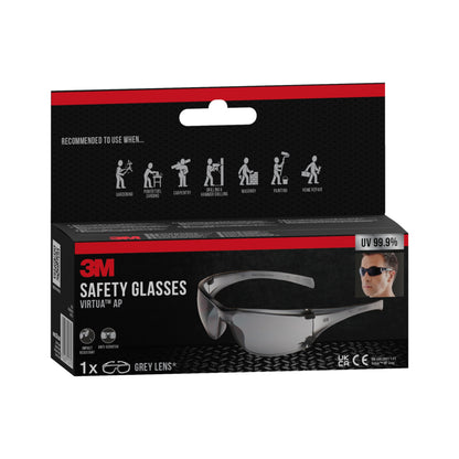 Une boîte noir et rouge des lunettes de protection 3M™ Virtua™ AP de 3M Deutschland GmbH montre les lunettes et un porteur, avec des symboles pour la protection des yeux. L'emballage met en avant les verres gris et la protection UV.