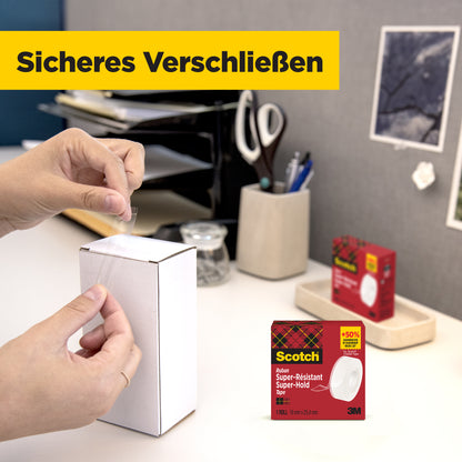 Eine Person verschließt ein weißes Paket am Tisch mit Scotch® Super-Hold Secure Tape, 1 Rolle, 19 mm x 25,4 m von 3M Deutschland GmbH. Im Hintergrund sind Bürobedarf und die Verpackung des transparenten Klebebands zu sehen.