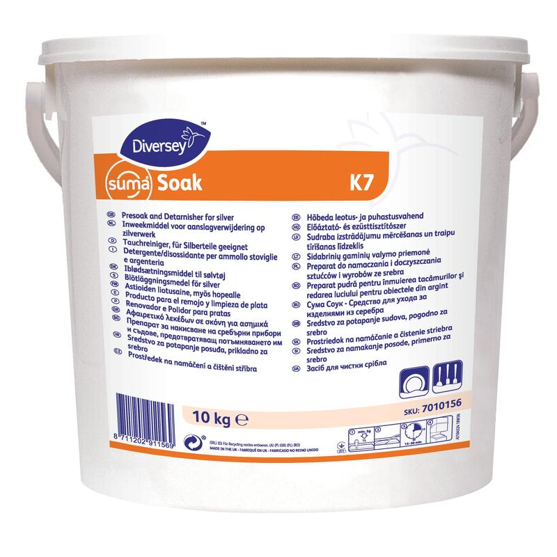 Un seau en plastique blanc de 10 kg de Diversey Suma Soak K7, nettoyant en poudre pour l'immersion des couverts en argent, de Diversey Deutschland GmbH & Co. OHG. Avec étiquette multilingue et poignée de transport.