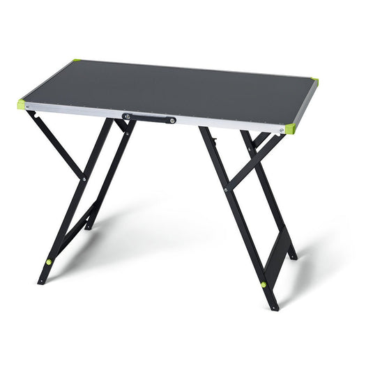 La table de travail « Prestige » (100 x 60 cm) de Nölle Profi Brush, fabriquée par la société Nölle Profi Brush Bürsten- & Pinseltechnik e.K., est une table de travail robuste, polyvalente et pliable, dotée d'un plateau rectangulaire noir, d'un cadre métallique et de coins renforcés de couleur vert clair.