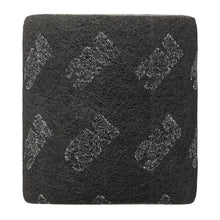 Schwarze quadratische Matte mit strukturierter Oberfläche und sichtbaren grauen Abnutzungsspuren auf neutralem Hintergrund