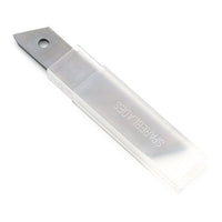 Un étui rectangulaire transparent portant l'inscription « SPARE BLADES » contient des lames sécables Nölle Profi Brush de la société Nölle Profi Brush Bürsten- & Pinseltechnik e.K. ; l'une de ces lames de haute qualité est partiellement visible et présente un trou près du bord.