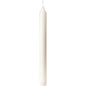 Une seule bougie en stéarine Duni GmbH non allumée de 24x250 mm en blanc, avec une mèche visible, se tient debout devant un fond blanc simple. Paquet de 30 pièces, idéal pour les occasions festives.