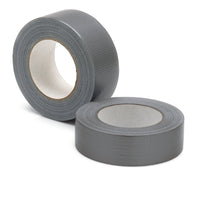 Un rouleau de ruban tissé Nölle Profi Brush (50 mm x 50 m, résistant et polyvalent) est présenté sur la tranche, tandis qu'un autre est posé à plat afin de laisser apparaître le trou central ; tous deux présentent la surface brillante et texturée caractéristique de la société Nölle Profi Brush Bürsten- & Pinseltechnik e.K.