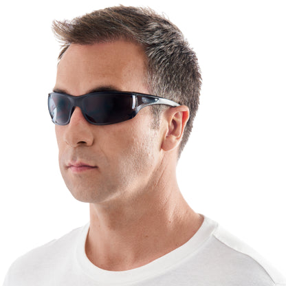 Un homme aux cheveux bruns courts porte un t-shirt blanc à col rond et les lunettes de protection 3M™ Virtua™ AP, verre gris de 3M Deutschland GmbH, illustrées des épaules vers le haut sur un fond blanc simple, mettant en avant la protection oculaire élégante.