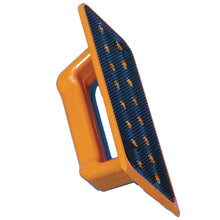 Das Randreinigungsgerät mit Handgriff von Diversey Deutschland GmbH & Co. OHG ist ein rechteckiges Handtool mit schwarzer, gerippter Abriebfläche, ideal zum präzisen Schmirgeln oder Glätten von Oberflächen. Packung: 1 Stück.