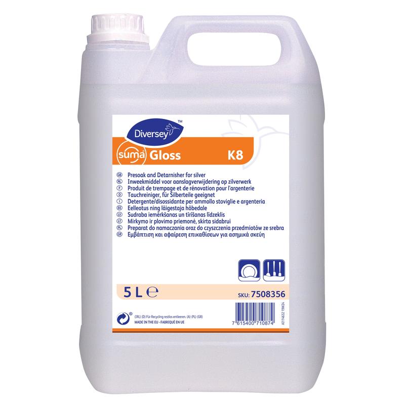 Un récipient de 5 litres en plastique transparent avec une poignée, étiqueté "Diversey Suma Gloss K8", un nettoyant liquide pour couverts adapté aux pièces en argent de Diversey Deutschland GmbH & Co. OHG, avec des informations multilingues et un code-barres.