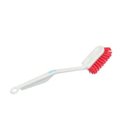 La brosse à vaisselle de taille moyenne (285 x 33 x 20 mm) de Diversey Deutschland GmbH & Co. OHG est dotée d'un manche incurvé en plastique blanc et de poils rouge vif, idéale pour un usage quotidien, représentée sur un fond blanc uni.
