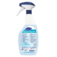 Un vaporisateur blanc et bleu portant la mention « Room Care R3, nettoyant pour surfaces et vitres » de la société Diversey Deutschland GmbH & Co. OHG contient 0,75 L de produit nettoyant. L'étiquette comporte des consignes en plusieurs langues ainsi que des informations sur le nettoyage sans traces.