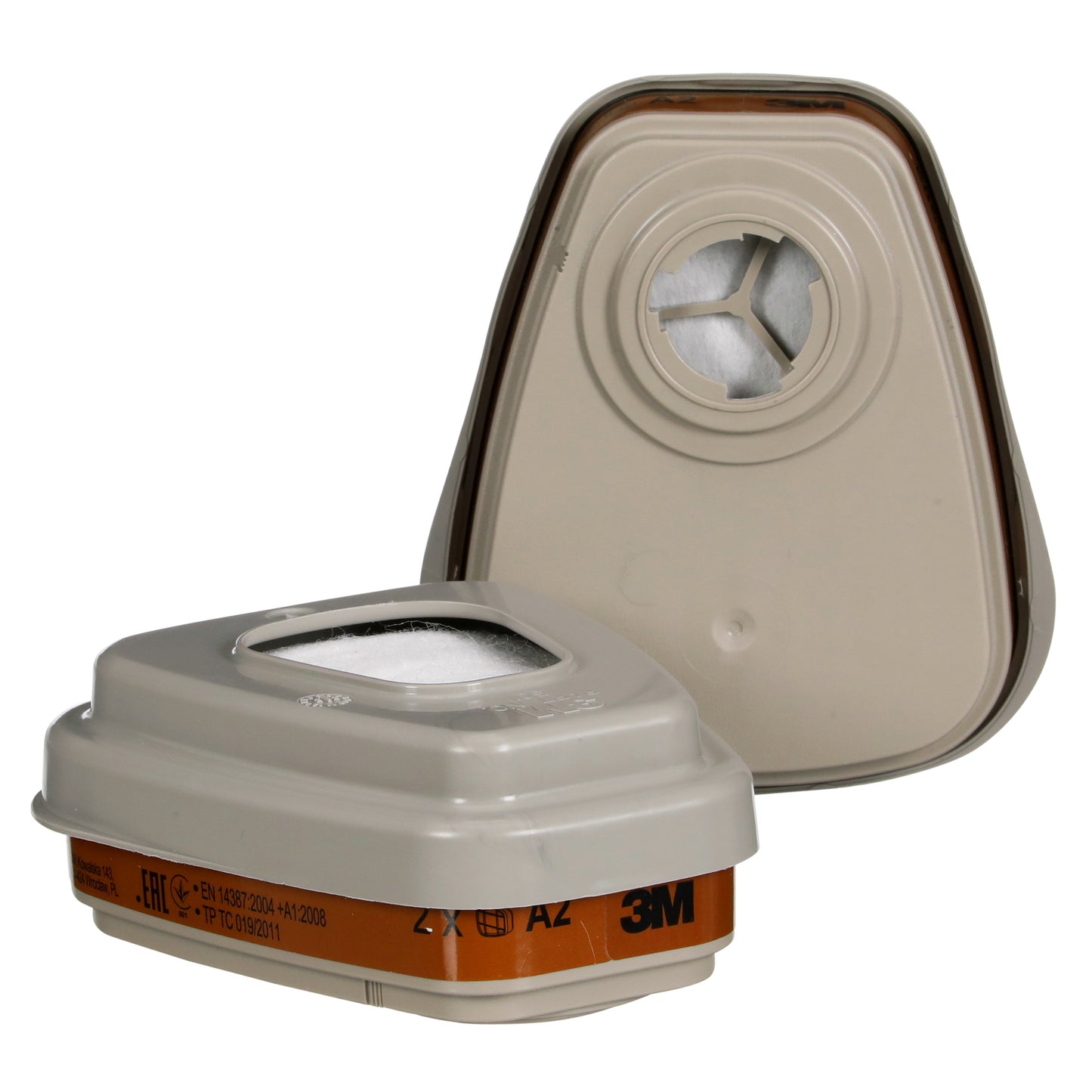Zwei beigefarbene 3M™ Filtersatz 6003-1SP A2P3 Filter (2x6055, 2x5935, 2x501) von 3M Deutschland GmbH für organische Dämpfe - einer stehend, der andere liegend; jeweils mit quadratischen Öffnungen und orangefarbenen Etiketten.