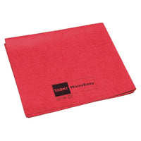 Un chiffon en microfibre TASKI MicroEasy rouge, soigneusement plié, de 38 x 37 cm, fabriqué par Diversey Deutschland GmbH & Co. OHG, comporte dans un coin une étiquette sur laquelle sont imprimés en noir des symboles d'entretien, qui témoignent de la technologie de pointe en matière de microfibres.