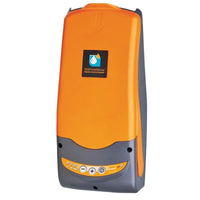 Die TASKI IntelliDose swingo 755/855/1255 von Diversey Deutschland GmbH & Co. OHG ist ein Dosiersystem für Scheuersaugmaschinen mit Radantrieb, wandmontiert in orange und grau mit mehreren Tasten und Kontrollleuchten auf der Frontplatte.