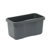 Il contenitore per mop TASKI senza coperchio della Diversey Deutschland GmbH & Co. OHG è un contenitore rettangolare in plastica di colore grigio scuro, con angoli arrotondati e bordo largo, ideale per soluzioni di pulizia efficienti; raffigurato vuoto su sfondo bianco.