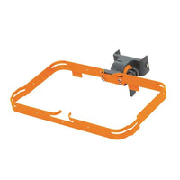 Le support pour boîte à chiffons TASKI avec connecteur de Diversey Allemagne est un cadre métallique de couleur orange aux angles arrondis, destiné à la fixation peu encombrante de boîtes à chiffons, de sacs à linge ou de sacs poubelle sur un support de montage gris.