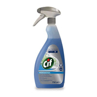 Un flacone spray ricaricabile da 750 ml di detergente per vetri e multiuso Cif Professional, prodotto da Diversey Deutschland GmbH & Co. OHG, contenente un liquido blu, dotato di erogatore grigio e bianco e di un’etichetta che garantisce una pulizia senza aloni.