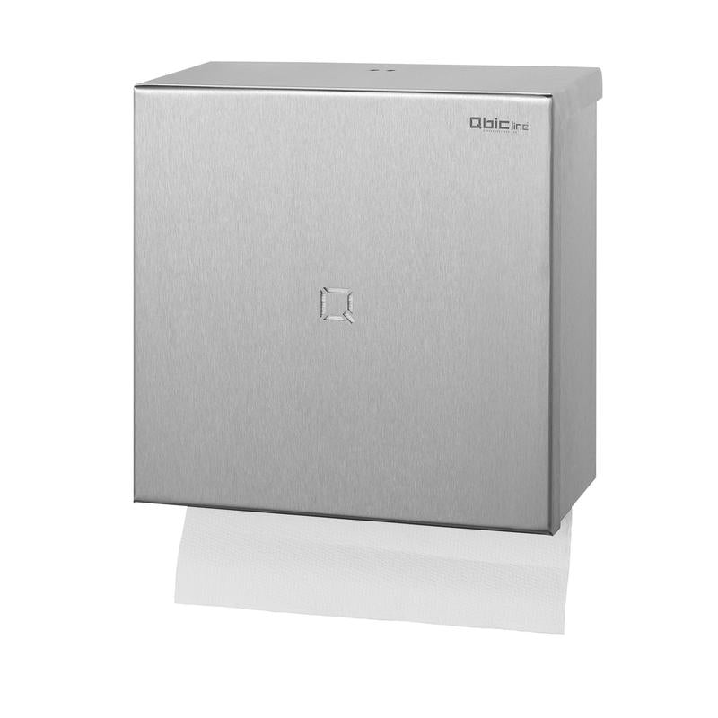 Der QBic Falthandtuchspender aus Edelstahl von Diversey Deutschland GmbH & Co. OHG ist wandmontiert, rechteckig, verschließbar und gibt Papierhandtücher unten aus. Ein kleines Logo befindet sich oben rechts am Spender.