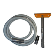 Sur un fond blanc, un tuyau flexible gris, une buse de sol gris-orange et un adaptateur du kit de nettoyage manuel (Seter Ha) pour une utilisation manuelle (Diversey Deutschland GmbH & Co. OHG) sont représentés.