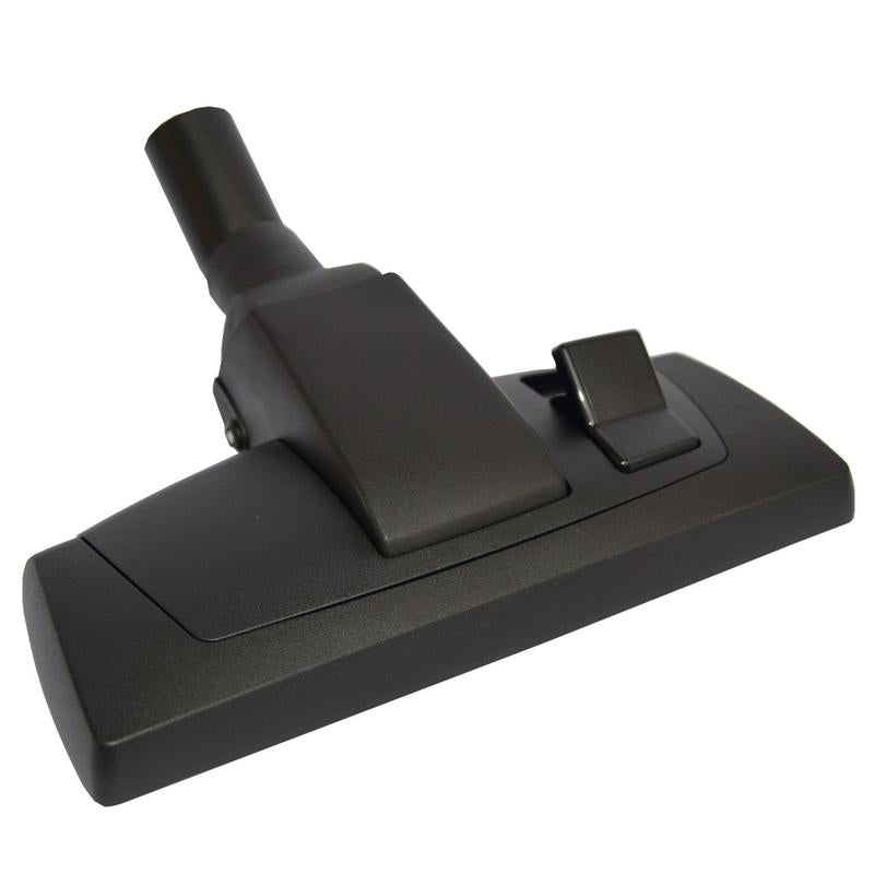 La bocchetta per polvere universale premium da 28 cm (Nera) di Diversey Deutschland GmbH & Co. OHG è una bocchetta per pavimenti nera con una base rettangolare di 28 cm, pedale e adatta per tubi di aspirazione da 32 mm. La confezione contiene 1 pezzo.