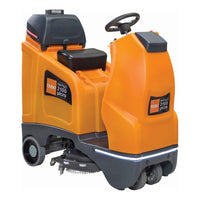 Die TASKI swingo 2100µicro BMS Kompakte Mikro-Aufsitzscheuersaugmaschine von Diversey Deutschland GmbH & Co. OHG ist eine orangefarbene Aufsitzscheuersaugmaschine mit schwarzem Sitz und Lenkrad, die für die gewerbliche oder industrielle Reinigung konzipiert ist und über ein fortschrittliches BMS verfügt.