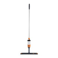 Das TASKI VersaPlus 2.0 Spraymoppgerät (60 cm) von Diversey Deutschland verfügt über einen Metallgriff, einen orangefarbenen Pumpenauslöser, eine transparente Flüssigkeitsflasche in der Nähe des Griffs, ein rechteckiges Pad mit Kletthalter zur einfachen Befestigung; Packung enthält 1 Stück.