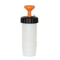 Le flacon TASKI VersaPlus 2.0 de 0,6 L de Diversey est un flacon sous pression blanc (600 ml) muni d'un bouchon à vis noir, d'une grande poignée orange et d'un petit indicateur rouge : il est idéal pour un nettoyage efficace avec TASKI VersaPlus 2.0.