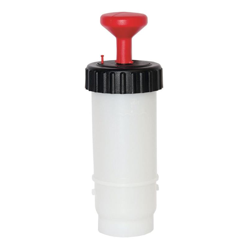 La bouteille TASKI VersaPlus 2.0 de 0,6 L rouge de Diversey Deutschland est une bouteille à pression pratique (600 ml) avec un bouchon à vis noir et une poignée rouge - idéale pour le nettoyage professionnel, avec un bouton rouge sur le couvercle pour une utilisation facile.