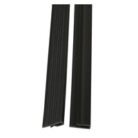 Une bande Velcro de rechange TASKI VersaPlus noire de 40 cm de long, fabriquée par Diversey, destinée aux supports TASKI VersaPlus et compatible avec les franges jetables TASKI SUM, est représentée sur un fond blanc. Le paquet contient 1 pièce.