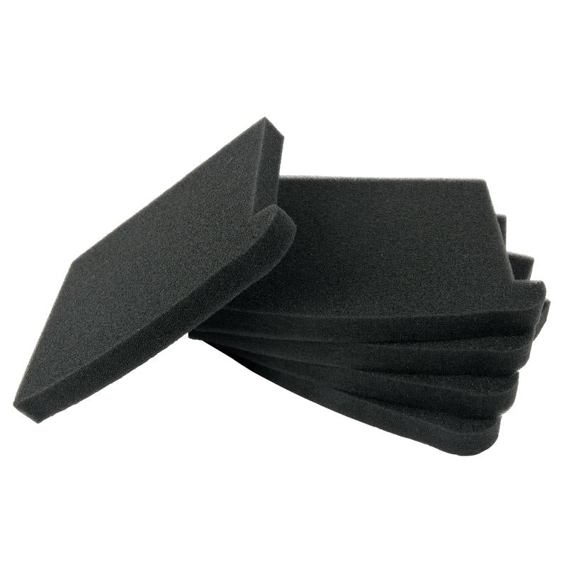 Ein Stapel von fünf schwarzen Schaumstoff-Motorfiltern TASKI AERO BP der Diversey Deutschland GmbH & Co. OHG ist abgebildet, ein Pad steht aufrecht auf dem Stapel. Diese weichen, porösen Filter passen zum TASKI Aero BP und werden in Kartons mit 10 Stück geliefert.