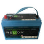 Die IntelliPower Lithium Batterie 50Ah von Diversey Deutschland GmbH & Co. OHG (24V, 50Ah) verfügt über einen blauen Tragegurt, klar markierte Pole und ist kompatibel mit Ultimaxx & swingo 455-2100 Geräten. Packung: 1 Stück.